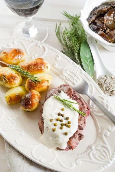 Tenderloin with cream sauce and roasted potatoes — Stock Photo, Image