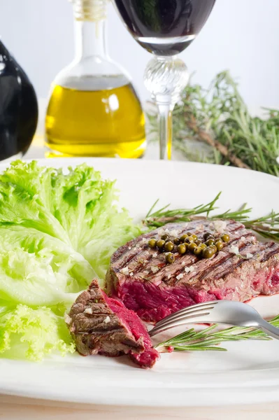 Scheiben Filet mit Salat — Stockfoto