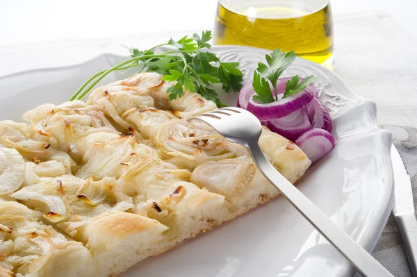 Bílá pizza s cibulí — Stock fotografie
