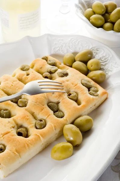 Біла піца з оливками — стокове фото