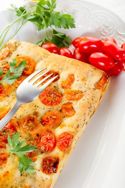 Біла піца з помідорами — стокове фото