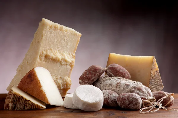 이탈리아 치즈와 살라미 — 스톡 사진