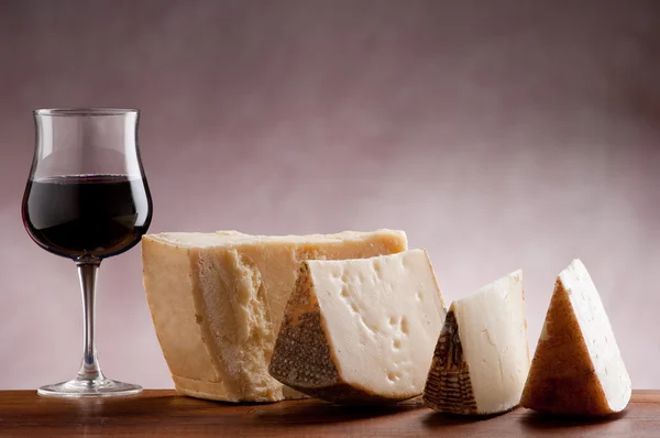 Italienischer Käse und Salami — Stockfoto