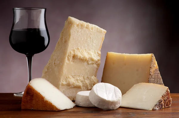 Итальянский сыр и салями — стоковое фото