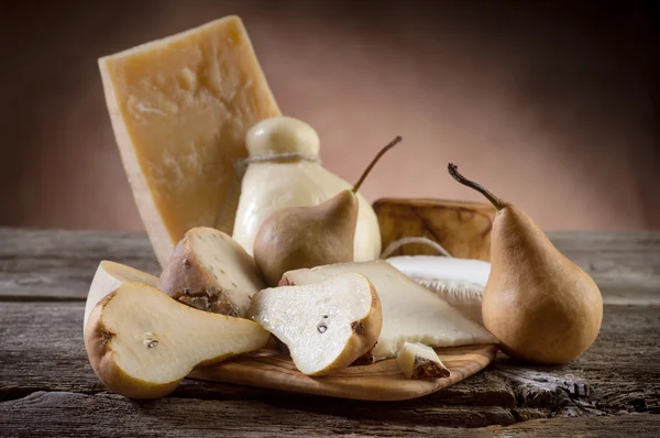 Разнообразие итальянского сыра и груш — стоковое фото