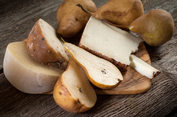 Variety of italian cheese and pears — Stock Photo, Image