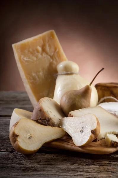Variedade de queijo italiano e peras — Fotografia de Stock
