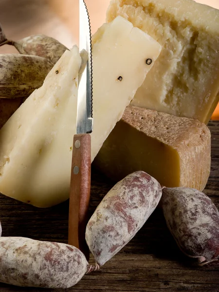 Klobásou a sýrem — Stock fotografie