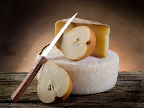 Käse und Birnen — Stockfoto
