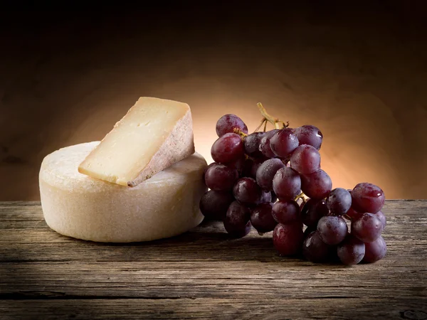 Ser i winogrona — Zdjęcie stockowe