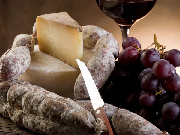 Peynir salam üzüm ve kırmızı şarap — Stok fotoğraf
