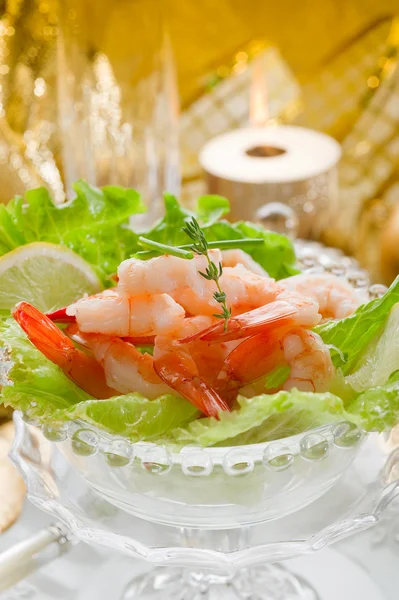 Shrimp-Cocktail auf goldenem Tisch — Stockfoto