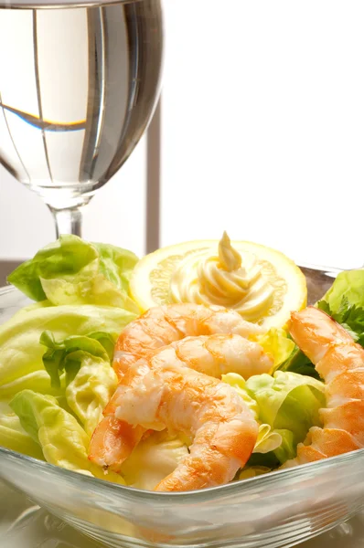 Shrimp with green salad — Stock Photo, Image