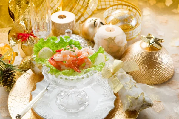 Cocktail de camarão na mesa dourada — Fotografia de Stock