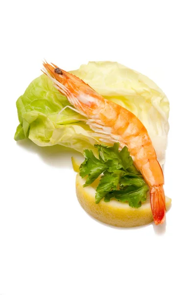 Креветки с зеленым салатом — стоковое фото