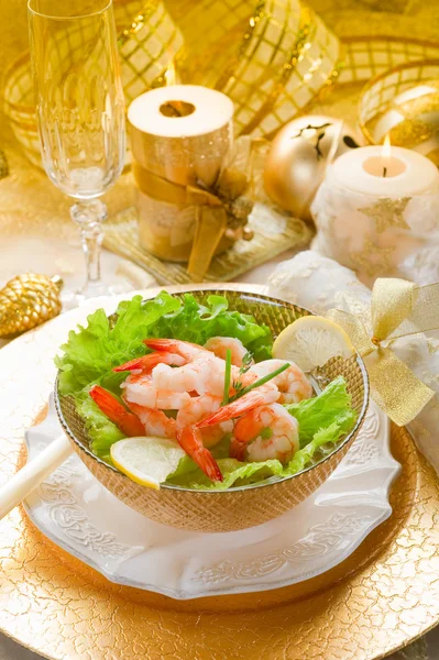 Cocktail de camarão na mesa dourada — Fotografia de Stock