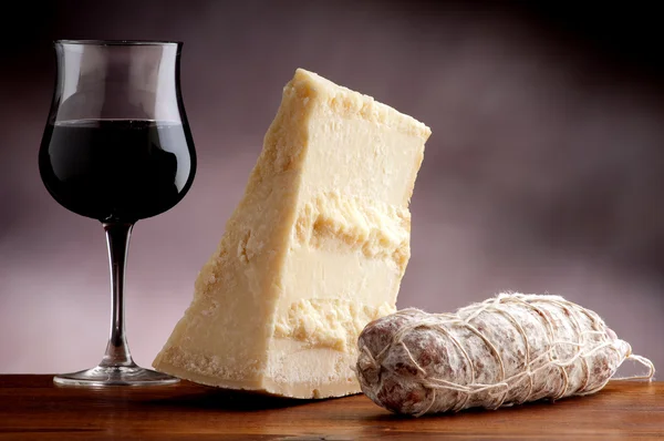 Italský sýr a salám — Stock fotografie