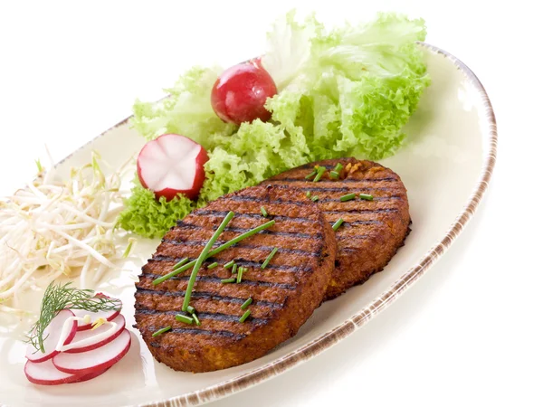 Vegetáriánus hamburger és szója hajtás retek saláta — Stock Fotó