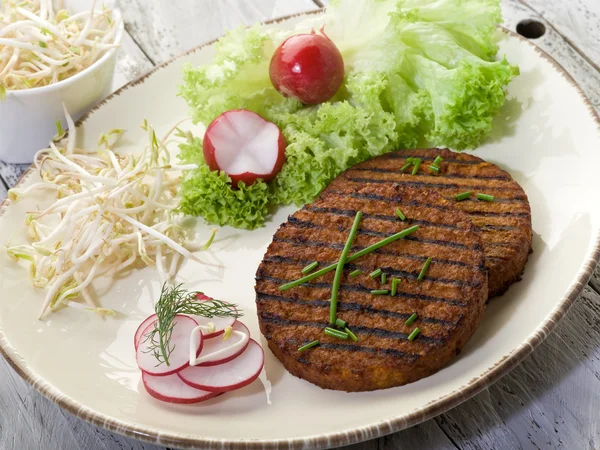 Hambúrguer vegetariano com rabanete de soja e salada — Fotografia de Stock