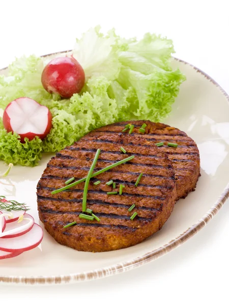 Wegetariańska hamburger z soi kiełkować rzodkiewka i sałatka — Zdjęcie stockowe