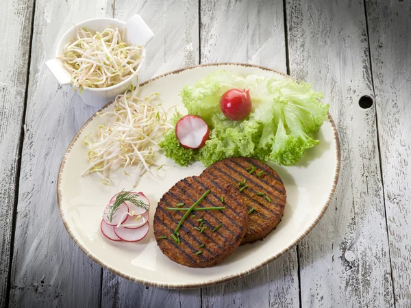 Hamburguesa vegetariana con brote de soja rábano y ensalada —  Fotos de Stock