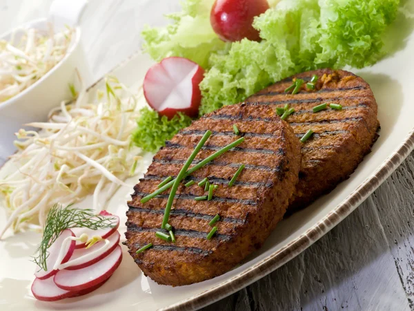 Vegetarisk hamburgare med soja spira Rädisa och sallad — Stockfoto
