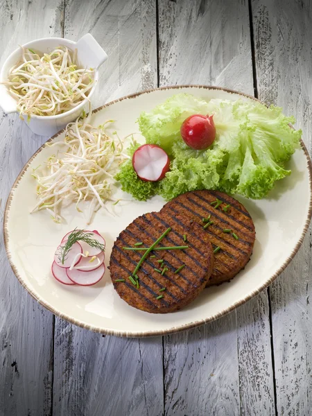 Vegetariánský hamburger s sójové výhonek ředkvičky a salát — Stock fotografie