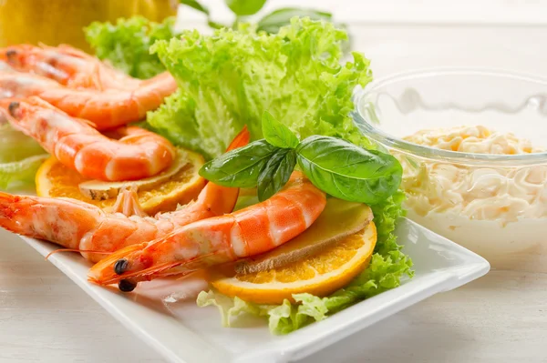 Shrimp and green salad — Stock Photo, Image