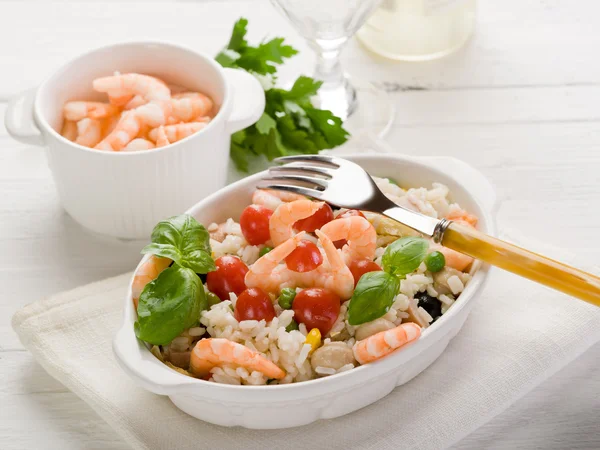 Рисовий салат з креветками та помідорами — стокове фото