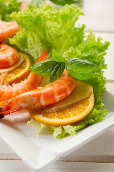 Shrimp and green salad — Stock Photo, Image
