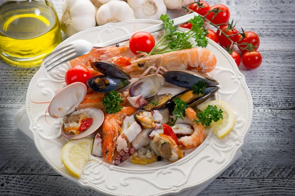 Deniz salata tabağı üzerinde — Stok fotoğraf