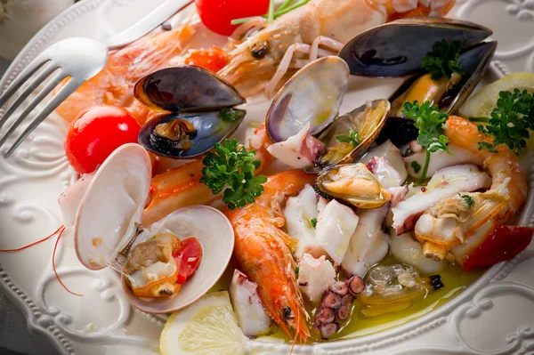 Морской салат на блюде — стоковое фото