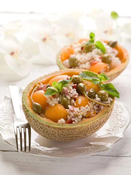 Rijst salade over open meloen — Stockfoto
