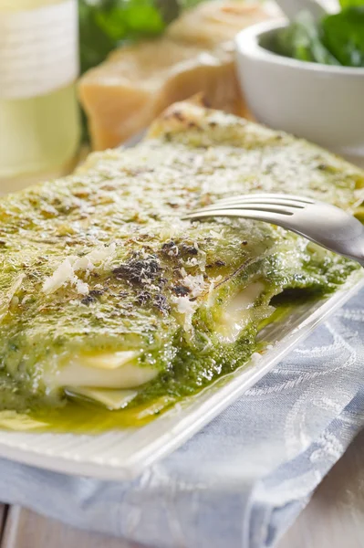 Vejetaryen pesto lazanyası. — Stok fotoğraf