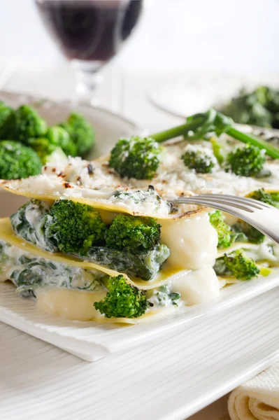 Lasagne vegetarian dengan brokoli dan bayam — Stok Foto