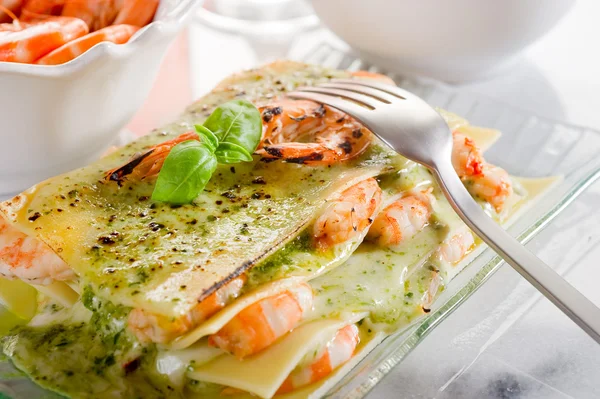 Lasagne aux crevettes et pesto — Photo