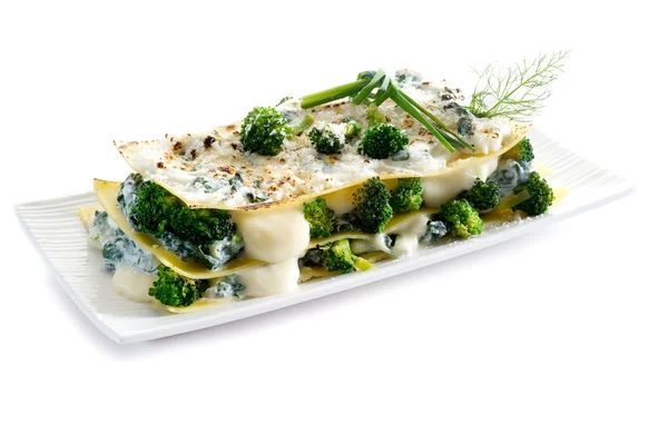 Vegetatarian 烤宽面条与西兰花和菠菜 — 图库照片