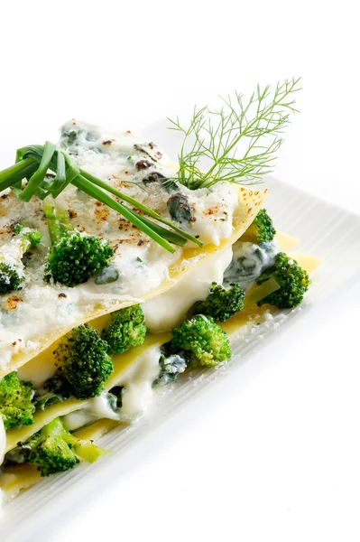 Lasaña vegetariana con brócoli y espinacas — Foto de Stock