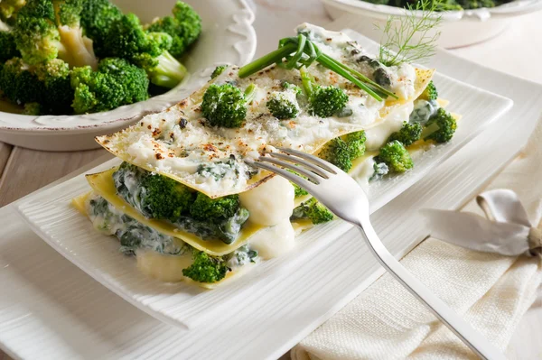 Vegetatarian lasagne z brokuły i szpinak — Zdjęcie stockowe