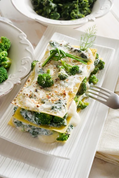 Lasaña vegetariana con brócoli y espinacas —  Fotos de Stock