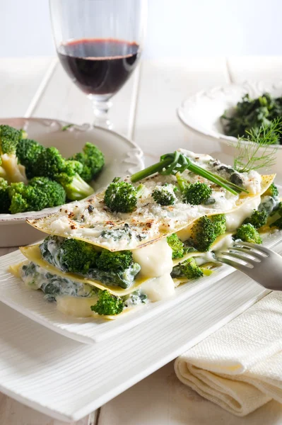 Vegetatarian lasagne with broccoli and spinach — Stock Photo, Image