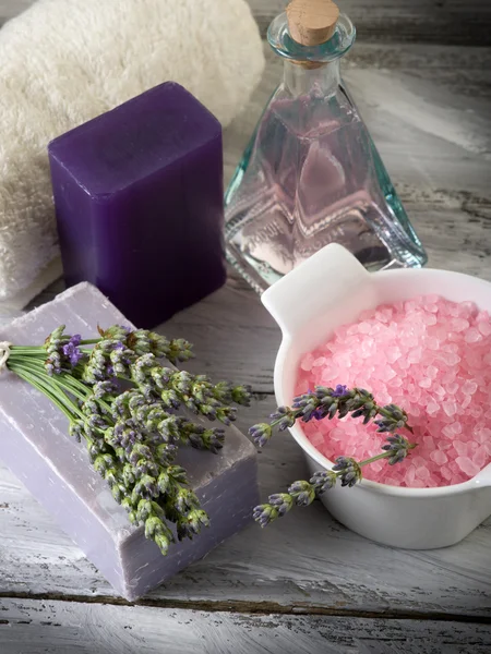 Lavendel med bad produkt — Stockfoto
