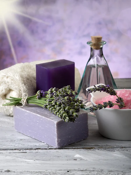 Lavendel med bad produkt — Stockfoto