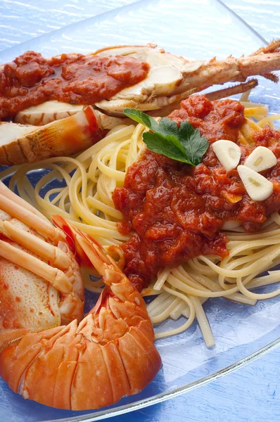 Espaguete com lagosta e molho de tomate — Fotografia de Stock