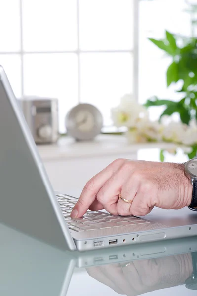 Finger över laptop tangentbord — Stockfoto