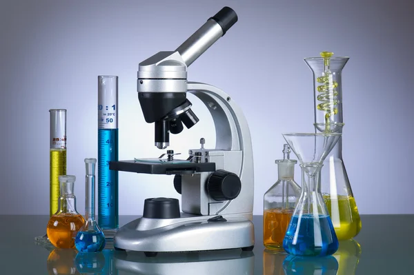 Microscoop met laboratorium elementen — Stockfoto