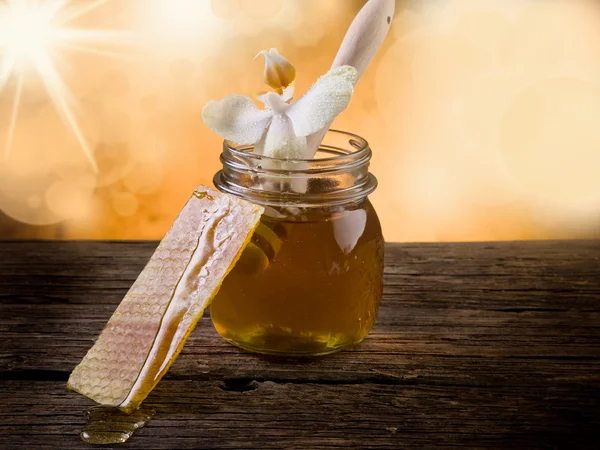 Miel con cera de abeja y flor —  Fotos de Stock