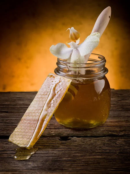 Мед с пчелиным воском и цветами — стоковое фото