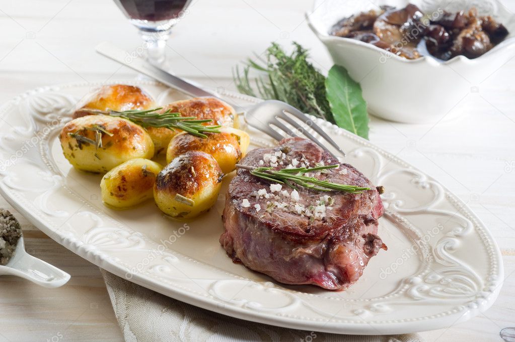 Grilled tenderloin with potatoes