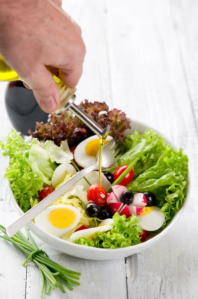 Olive oil over mixed salad — Stock Photo, Image